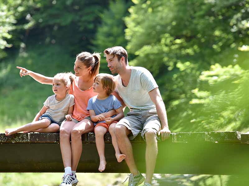 Une famille en balade découverte dans le marais poitevin