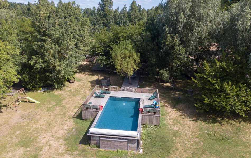 Profitez du grand jardin avec ses espaces de jeux et la piscine extérieure