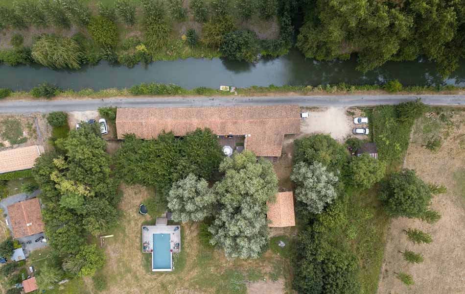 Découverte du Marais Poitevin - Le relais de la Venise Verte offre 4 chambres d'hôtes et 2 gîtes pour accueillir jusqu'à 26 peronnes au coeur de la Venise verte