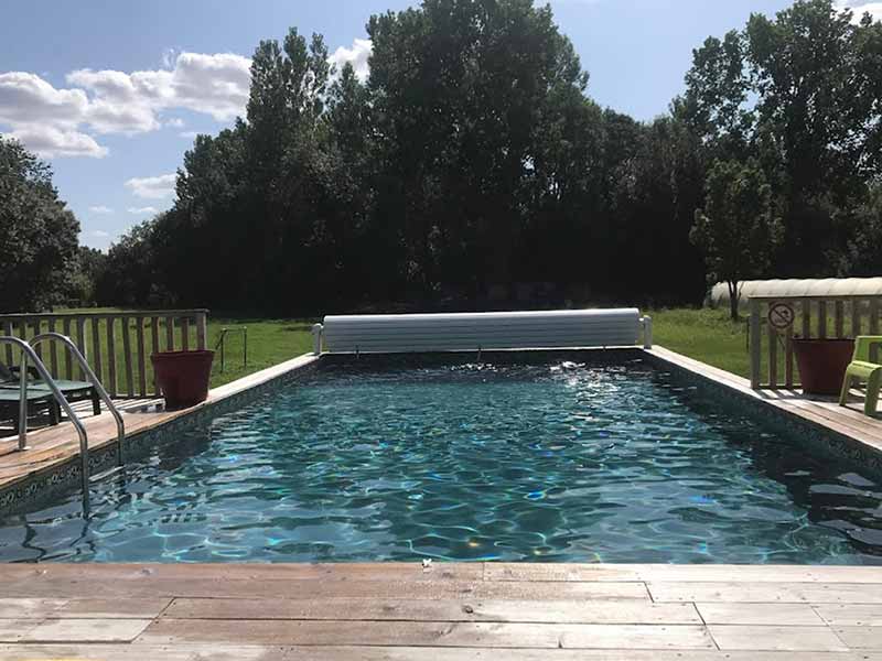 Une piscine extérieure